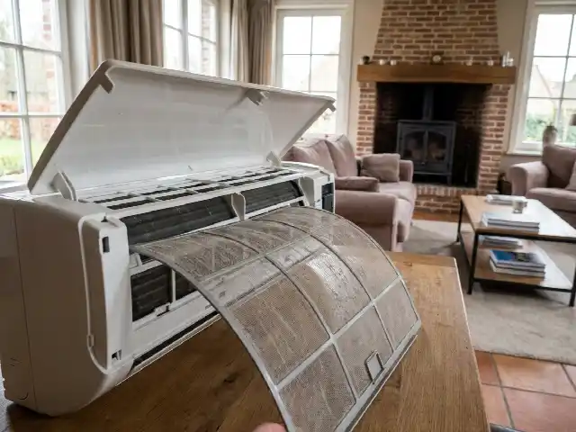 Geopende binnenunit van een airco met uitgenomen filter