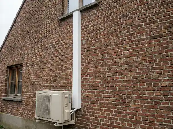 Leidinggoot langs een achtergevel naar de buitenunit